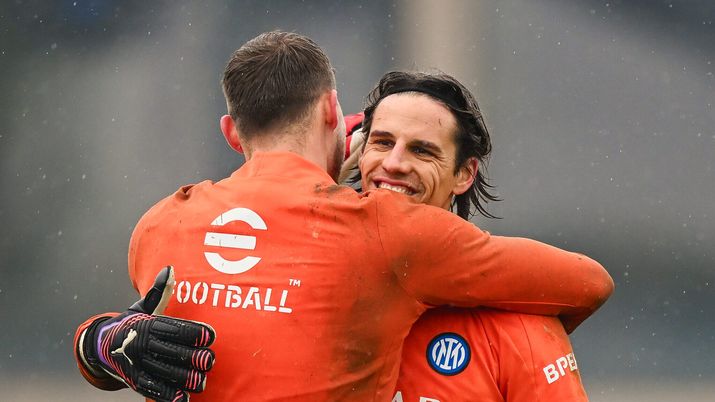 COMO, ITALY - FEBRUARY 08: (L-R) Josep Martinez of FC Internazionale embraces Yann Sommer of FC Internazionale during the FC Internazionale training session at BPER Training Centre at Appiano Gentile on February 08, 2025 in Como, Italy. (Photo by Mattia Pistoia - Inter/Inter via Getty Images) Corsport: “Inter, deciso il futuro di Sommer. E non è escluso che nel 26-27 Martinez possa…” - immagine 1