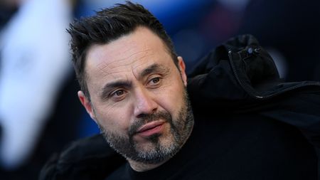 BRIGHTON, ENGLAND - MAY 15: Roberto De Zerbi, Manager of Brighton & Hove Albion, looks on prior to the Premier League match between Brighton & Hove Albion and Chelsea FC at American Express Community Stadium on May 15, 2024 in Brighton, England. (Photo by Justin Setterfield/Getty Images) de-zerbi-chiaro-sul-futuro-voglio-restare-al-100-non-ho-contatti-con-altri-club