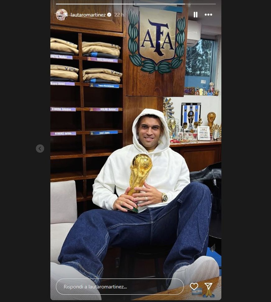 Lautaro ritrova l’Argentina e il sorriso: scatto con la Coppa del Mondo- immagine 2