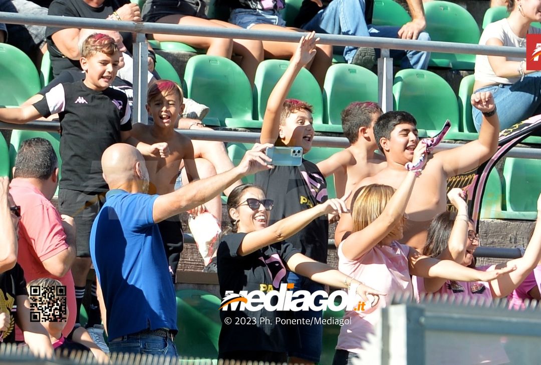 FOTOTIFO Palermo-Sudtirol 2-1, gli scatti ai tifosi al “Renzo Barbera” (GALLERY) - immagine 72