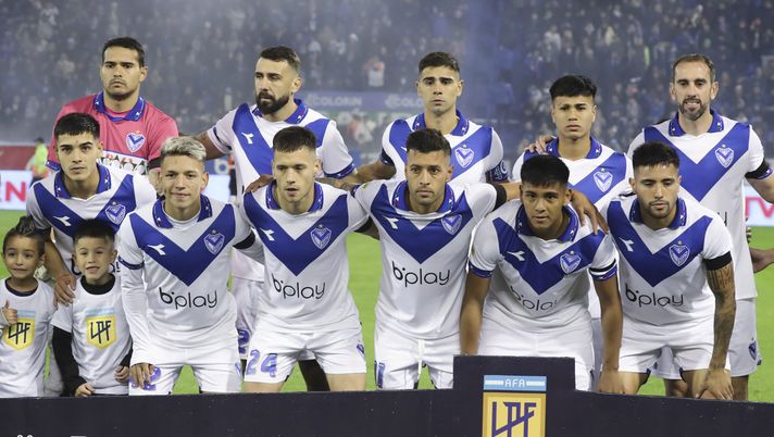 BUENOS AIRES, ARGENTINA - MAY 29: Players of Velez Sarsfield pose for a team photo before a Liga Profesional 2023 match between Velez Sarsfield and River Plate at Jose Amalfitani Stadium on May 29, 2023 in Buenos Aires, Argentina. (Photo by Marcos Brindicci/Getty Images) Velez, graffiti e minacce contro il vice presidente: “Dimissioni o arrivano…i proiettili” - immagine 1