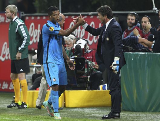 MILAN, ITALY - OCTOBER 02: FC Internazionale Milano coach Walter Mazzarri (R) shakes hands with Vasquez Fredy Alejandro Guarin (L) of FC Internazionale Milano during the UEFA Europa League group F match between FC Internazionale Milano and Qarabag FK on October 2, 2014 in Milan, Italy. (Photo by Marco Luzzani/Getty Images) Mazzarri: “All’Inter per Moratti. Credevo che questo giocatore potesse far di più”- immagine 2