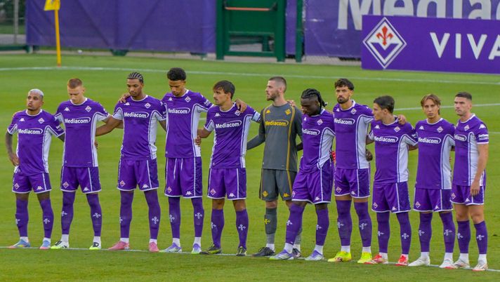GERMOGLI PH: 25 LUGLIO 2025 BAGNO A RIPOLI VIOLA PARK PARTITA AMICHEVOLE FIORENTINA VS CARRARESE NELLA FOTO MINUTO DI SILENZIO PER CELESTE PIN Fantacampionato “Violanews League”: continua l’alternanza in testa- immagine 1