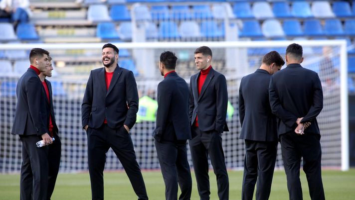 CAGLIARI, ITALY - APRIL 23: The players of Cagliari inspect the pitch before the Serie A match between Cagliari and Fiorentina at Sardegna Arena on April 23, 2025 in Cagliari, Italy. (Photo by Enrico Locci/Getty Images) Ds Cagliari: “Per la Fiorentina ci è sembrato corretto metterci a disposizione” - immagine 1