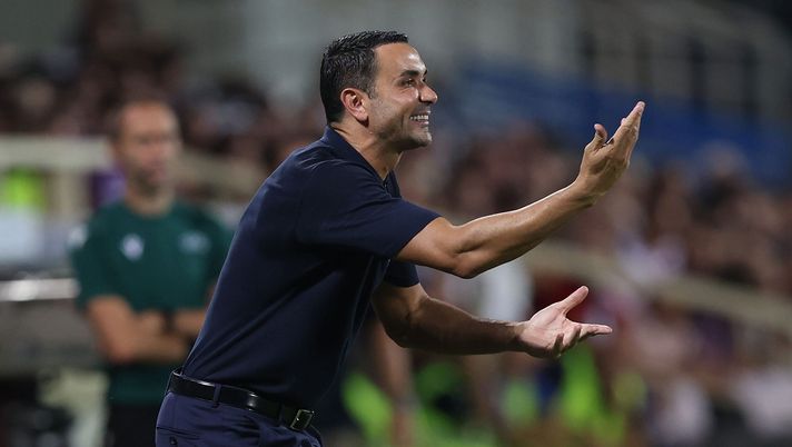 FLORENCE, ITALY - AUGUST 22: Head coach Raffaele Palladino manager of ACF Fiorentina reacts during the UEFA Europa Conference League Play-Off 1st leg match between Fiorentina and Puskas Academy at Stadio Artemio Franchi on August 22, 2024 in Florence, Italy. (Photo by Gabriele Maltinti/Getty Images) Polverosi: “Ma a cosa gioca la Fiorentina? Palladino ha iniziato il suo lavoro?” - immagine 1