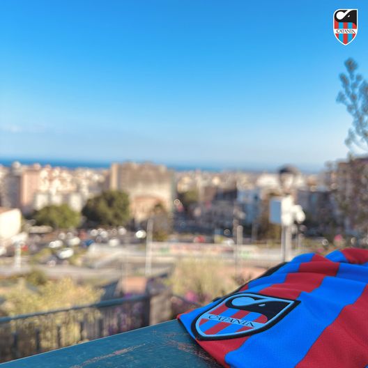 Catania, ecco la prima maglia: “Strisce strette per fondersi in un unico insieme”- immagine 4