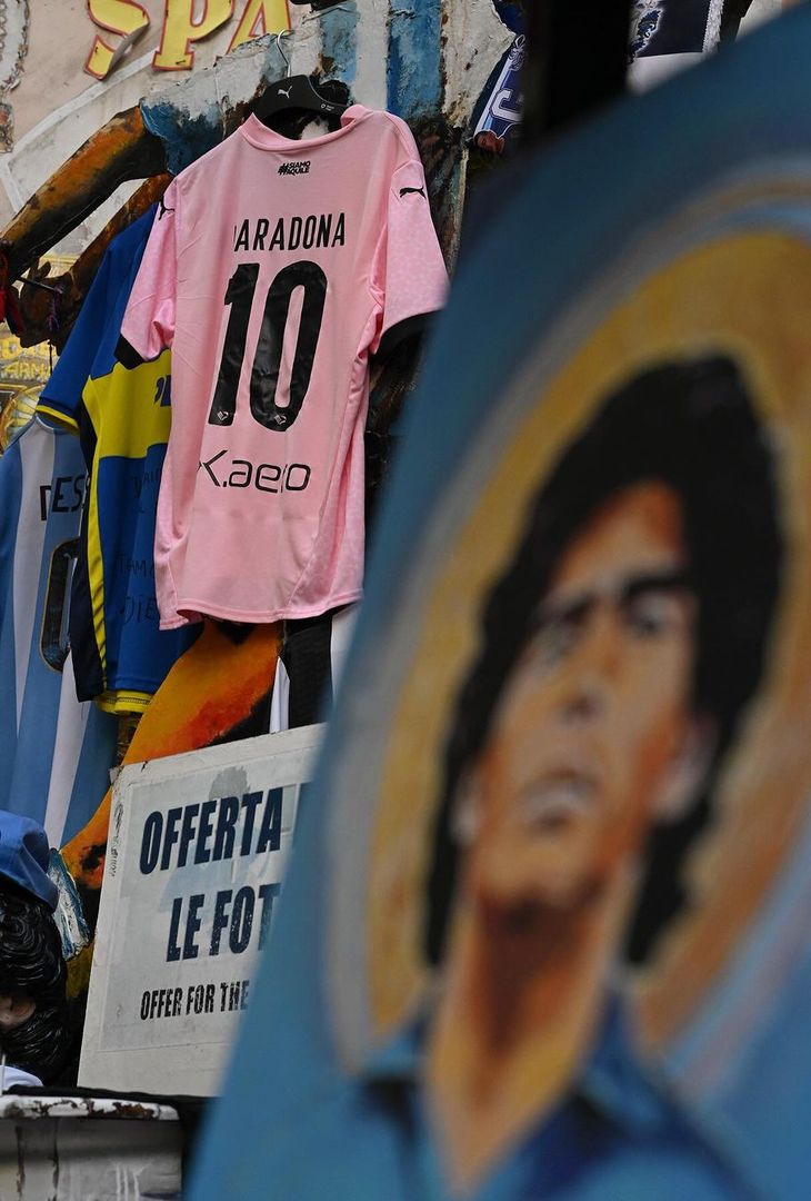 GALLERY Palermo in pellegrinaggio al Murales di Maradona: Diego diventa rosanero! - immagine 4