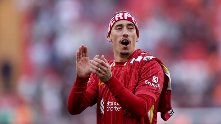 LIVERPOOL, ENGLAND - APRIL 27: Kostas Tsimikas of Liverpool celebrates the teams victory and confirmation of winning the Premier League title after the Premier League match between Liverpool FC and Tottenham Hotspur FC at Anfield on April 27, 2025 in Liverpool, England. (Photo by Carl Recine/Getty Images) Roma, e sono 8. Tsimikas, è fatta: ok dal Liverpool, ma Gasperini vuole di più - immagine 1