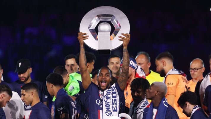 PARIS, FRANCE - JUNE 03: Renato Sanches of Paris Saint-Germain lifts the Ligue 1 Uber Eats trophy after the Ligue 1 match between Paris Saint-Germain and Clermont Foot at Parc des Princes on June 03, 2023 in Paris, France. (Photo by Julian Finney/Getty Images) Renato Sanches-Roma: Mourinho, la posizione del PSG e cosa manca per chiudere - immagine 1