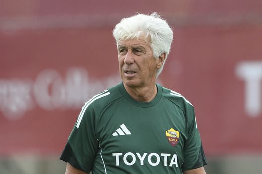 Gianpiero Gasperini, allenatore della Roma, pronto ad abbracciare i nuovi acquisti (Foto di Luciano Rossi/AS Roma via Getty Images) Calciomercato, tutte le news del 20 luglio 2025- immagine 2