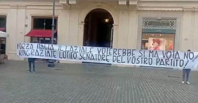 Lazio, nuovo striscione contro FI: “Avremmo votato sì, ma con Lotito…” – FOTO- immagine 2