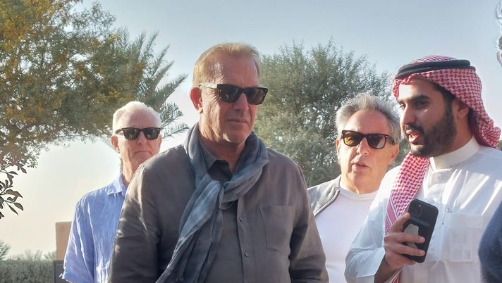 FOTO VN – Sorpresa in Arabia: c’è Kevin Costner nella sede della Supercoppa - immagine 1