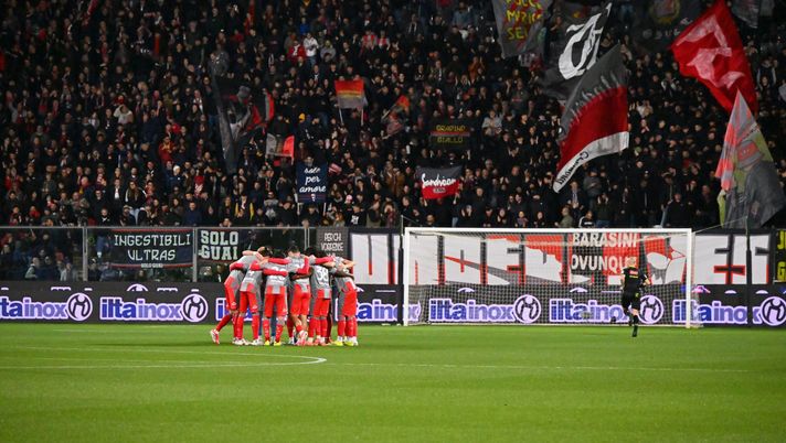 Cremonese-Fiorentina, cartellone sequestrato ad un piccolo fan viola. Il club si scusa: “Ti aspettiamo” - immagine 1