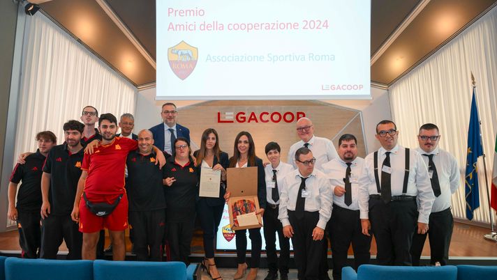 La Roma riceve il premio “Amici della cooperazione” da Legacoop La Roma riceve il premio “Amici della cooperazione” da Legacoop - immagine 1