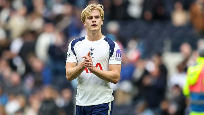 LONDON, ENGLAND - MARCH 22: Lucas Bergvall of Tottenham Hotspur after his sides 3-0 defeat during the Premier League match between Tottenham Hotspur and Nottingham Forest at Tottenham Hotspur Stadium on March 22, 2026 in London, England. (Photo by Robin Jones/Getty Images) Dall’Inghilterra – Napoli su Bergvall del Tottenham: è sfida a due big di Serie A - immagine 1