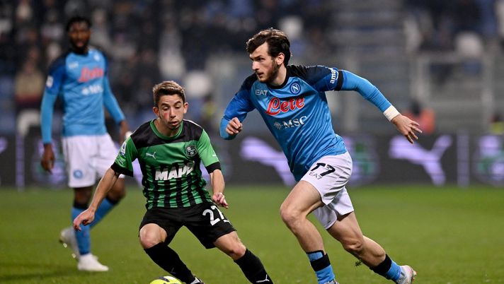 REGGIO NELL'EMILIA, ITALY - FEBRUARY 17: Khvicha Kvaratskhelia of SSC Napoli being followed by Maxime Lopez of US Sassuolo during the Serie A match between US Sassuolo and SSC Napoli at Mapei Stadium - Citta' del Tricolore on February 17, 2023 in Reggio nell'Emilia, Italy. (Photo by Alessandro Sabattini/Getty Images) Kvara