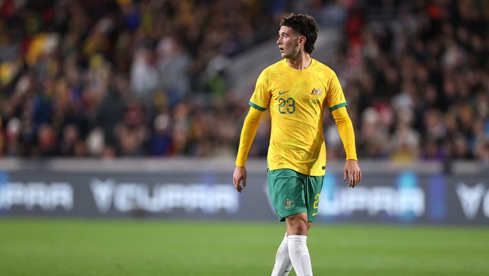 BRENTFORD, ENGLAND - OCTOBER 17: Alessandro Circati of Australia looks on during the Trans-Tasman Trophy international friendly match between Australia Subway Socceroos and New Zealand All Whites at Gtech Community Stadium on October 17, 2023 in Brentford, England. (Photo by Ryan Pierse/Getty Images) Circati, il Parma ha rispedito al mittente l’offerta del Napoli e non solo: il punto - immagine 1