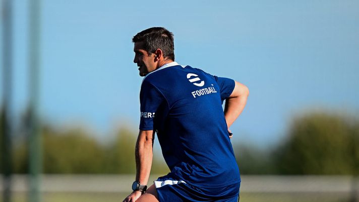 COMO, ITALY - JULY 28: Head Coach Cristian Chivu of FC Internazionale looks on during the FC Internazionale training session at BPER Training Centre at Appiano Gentile on July 28, 2025 in Como, Italy. (Photo by Mattia Pistoia - Inter/Inter via Getty Images) Inter, domenica amichevole contro l’U23: ecco l’orario e dove vederla in diretta - immagine 1