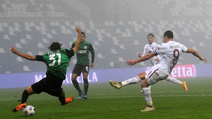 REGGIO NELL'EMILIA, ITALY - OCTOBER 23: Andrea Belotti of Torino FC scores his team second goal during the Serie A match between US Sassuolo and Torino FC at Mapei Stadium - Città del Tricolore on October 23, 2020 in Reggio nell'Emilia, Italy. (Photo by Alessandro Sabattini/Getty Images) Sassuolo-Torino 3-3: illusione granata, ma i neroverdi rimontano ancora - immagine 1