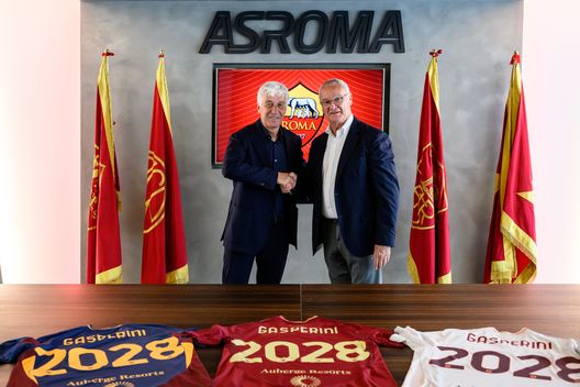 Il nuovo allenatore della AS Roma, Gian Piero Gasperini, posa insieme a Claudio Ranieri al Centro Sportivo Fulvio Bernardini il 6 giugno 2025 a Roma, Italia. (Foto di Fabio Rossi/AS Roma via Getty Images) Roma Gasperini