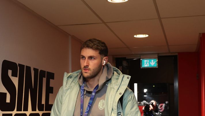 ROTTERDAM, NETHERLANDS - FEBRUARY 12: Santiago Gimenez of AC Milan arrives before the UEFA Champions League 2024/25 League Knockout Play-off first leg match between Feyenoord and AC Milan at on February 12, 2025 in Rotterdam, Netherlands. (Photo by Claudio Villa/AC Milan via Getty Images) Feyenoord-Milan, Gimenez: “Partita speciale per me, ma in campo …” - immagine 1