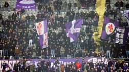 Fiorentina-Udinese, i viola entrano in campo tra i fischi dei pochi in curva