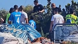 I calciatori del Napoli fanno ritorno sull’aliscafo dopo la parata scudetto