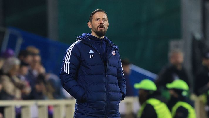 FLORENCE, ITALY - MARCH 12: Head coach Lukasz Tomczyk manager of Rakow Czestochowa looks on during the UEFA Conference League 2025/26 round of 16 first leg match between ACF Fiorentina and Rakow Czestochowa at Stadio Artemio Franchi on March 12, 2026 in Florence, Italy. (Photo by Gabriele Maltinti/Getty Images) Tomczyk (Rakow): “Ndour? Non so quanto fosse voluto il suo gol” - immagine 1