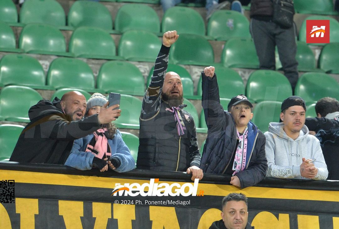 FOTOTIFO Palermo-Bari 3-0, gli scatti ai tifosi al “Renzo Barbera” (GALLERY) - immagine 46