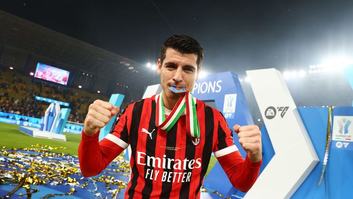 RIYADH, SAUDI ARABIA - JANUARY 06: Alvaro Morata of AC Milan celebrate the victory after the Italian Super Cup Final match between FC Internazionale and AC Milan at the Al Awwal Park Stadium on January 06, 2025 in Riyadh, Saudi Arabia. (Photo by Giuseppe Cottini/AC Milan via Getty Images) UFFICIALE – Álvaro Morata è del Como: addio a Milan e Galatasaray - immagine 1