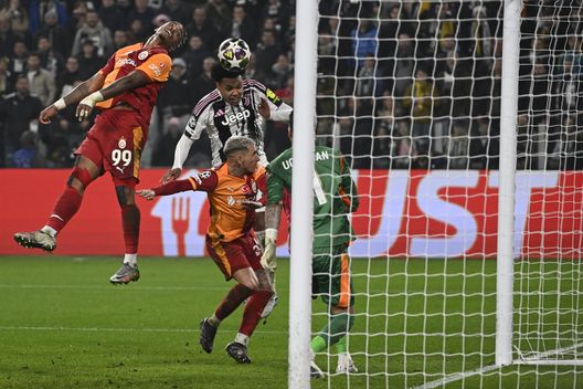 TORINO, ITALIA - 25 FEBBRAIO: Weston McKennie della Juventus FC colpisce di testa la palla e segna il terzo gol della sua squadra durante la partita di ritorno degli spareggi a eliminazione diretta della UEFA Champions League 2025/26 tra Juventus e Galatasaray A.S. allo Juventus Stadium il 25 febbraio 2026 a Torino, Italia. (Foto di Stefano Guidi/Getty Images) Per la Juventus è questione di “stupida sfortuna”: Osimhen spegne i sogni bianconeri nei supplementari- immagine 2