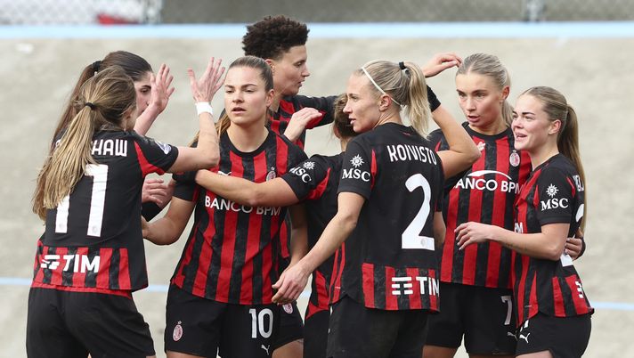 FIORENZUOLA D'ARDA, ITALY - JANUARY 25: Kayleigh van Dooren of AC Milan Women celebrates his goal with his team-mates during the Serie A Women match between AC Milan and Ternana Calcio at Velodromo Attilio Pavesi on January 25, 2026 in Fiorenzuola d'Arda, Italy. (Photo by Giuseppe Cottini/AC Milan via Getty Images) Milan-Ternana femminile, le ragazze di Bakker vincono e si rilanciano in zona Europa - immagine 1