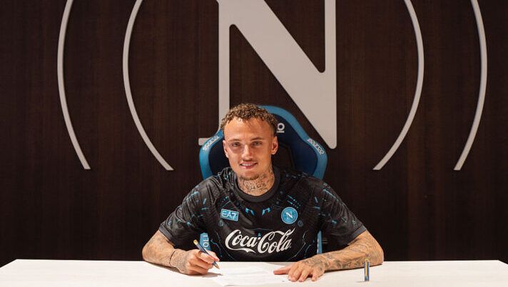 NAPLES, ITALY - JULY 17: SSC Napoli presents Dutch winger Noa Lang as the club’s new signing at the Diego Armando Maradona Stadium on July 17, 2025 in Naples, Italy. Lang joins the club from PSV Eindhoven. (Photo by SSC NAPOLI/SSC NAPOLI via Getty Images) UFFICIALE – Noa Lang al Napoli! Ecco la sua gestione al fanta tra ruolo, bonus, infortuni e piazzati- immagine 1