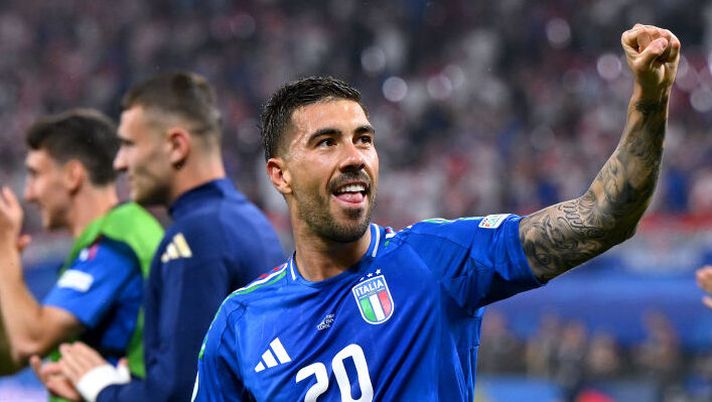 LEIPZIG, GERMANY - JUNE 24: Mattia Zaccagni of Italy celebrates with teammates after scoring his team's first goal to equalise during the UEFA EURO 2024 group stage match between Croatia and Italy at Football Stadium Leipzig on June 24, 2024 in Leipzig, Germany. (Photo by Claudio Villa/Getty Images for FIGC) Italia, ecco la formazione ufficiale: la scelta su Zaccagni, Buongiorno, Bellanova, Mancini e Orsolini - immagine 1