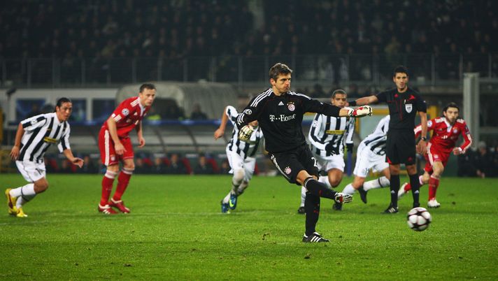 TURIN, ITALY - DECEMBER 08: Joerg Butt of Bayern executes a penalty kick to score the first goal of his team during the UEFA Champions League Group A match between Juventus Turin and FC Bayern Muenchen at Stadio Olimpico on December 8, 2009 in Turin, Italy. (Photo by Vladimir Rys/Bongarts/Getty Images) I portieri goleador in Champions: il “capocannoniere” segnava sempre alla Juve - immagine 1