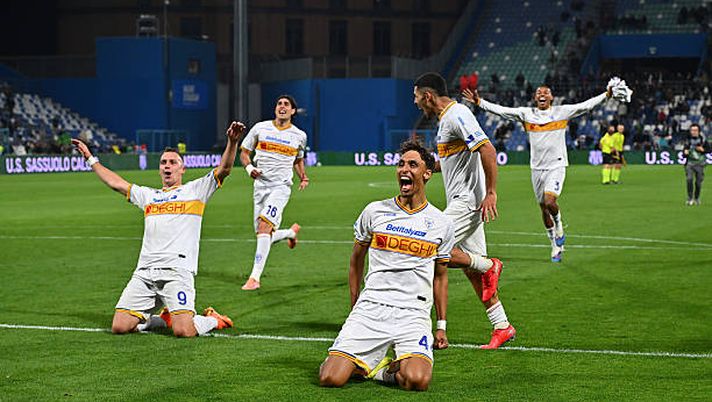 SASSUOLO, ITALY - MAY 17: Kialonda Gaspar, Nikola Stulic and Omri Gandelman of US Lecce celebrate following the team's victory in the Serie A match between US Sassuolo Calcio and US Lecce at Mapei Stadium Citta del Tricolore on May 17, 2026 in Sassuolo, Italy. (Photo by Alessandro Sabattini/Getty Images) Serie A, Cagliari salvo: vince il Lecce all’ultimo respiro! Ok la Cremo. I risultati - immagine 1
