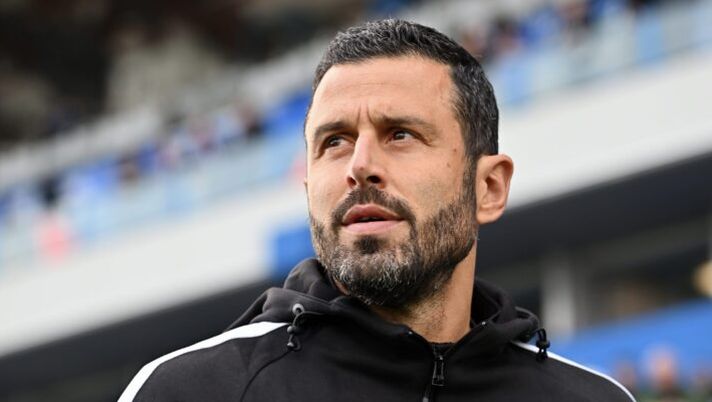 SASSUOLO, ITALY - DECEMBER 06: Fabio Grosso, Head Coach of US Sassuolo Calcio, looks on prior to the Serie A match between US Sassuolo Calcio and ACF Fiorentina at Mapei Stadium Citta del Tricolore on December 06, 2025 in Sassuolo, Italy. (Photo by Alessandro Sabattini/Getty Images) ULTIM’ORA – Grosso lascia il Sassuolo e resta in Serie A: operazione in chiusura - immagine 1