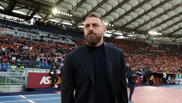 ROME, ITALY - APRIL 22: Daniele De Rossi, Head Coach of AS Roma, looks on prior to the Serie A TIM match between AS Roma and Bologna FC at Stadio Olimpico on April 22, 2024 in Rome, Italy. (Photo by Paolo Bruno/Getty Images) De Rossi: “Troppo nervosismo. Felice per Azmoun, Dybala, Pellegrini e il ritorno di Abraham…” - immagine 1