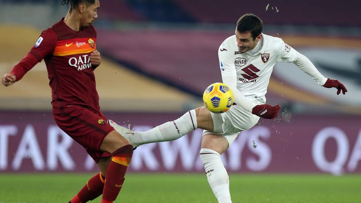 ROME, ITALY - DECEMBER 17: Federico Bonazzoli of Torino has a shot blocked by Chris Smalling of Roma during the Serie A match between AS Roma and Torino FC at Stadio Olimpico on December 17, 2020 in Rome, Italy. The match will be played without fans, behind closed doors as a Covid-19 precaution. (Photo by Paolo Bruno/Getty Images) Torino, le ultime dal Filadelfia: nessuna lesione per Bonazzoli - immagine 1