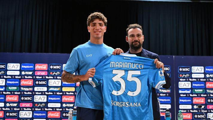 DIMARO, ITALY - JULY 24: Luca Marianucci poses at a press conference of Napoli on July 24, 2025 in Dimaro, Italy. (Photo by SSC NAPOLI/SSC NAPOLI via Getty Images) Marianucci, l’agente: “A Napoli si ritaglierà spazio! Ho una convinzione” - immagine 1