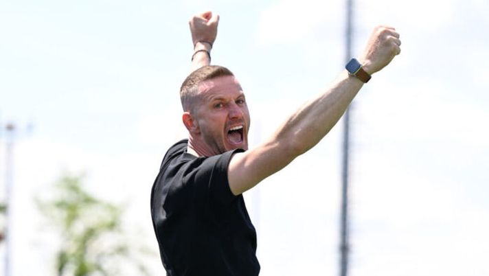 TURIN, ITALY - MAY 19: Head coach AC Milan Ignazio Abate celebrates at the end of the Primavera 1 match between Torino FC U19 and AC Milan U19 on May 19, 2024 in Turin, Italy. (Photo by Claudio Villa/AC Milan via Getty Images) ULTIM’ORA – Ignazio Abate allenerà in Serie A: accordo raggiunto, firma fino al 2028 - immagine 1