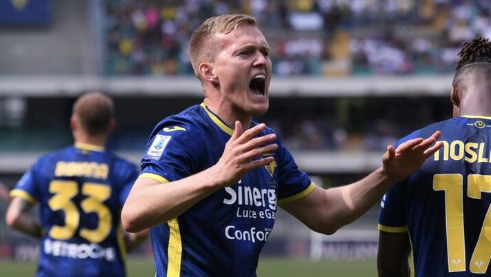 VERONA, ITALY - MAY 12: Karol Swiderski of Hellas Verona FC celebrates scoring his team's first goal during the Serie A TIM match between Hellas Verona FC and Torino FC at Stadio Marcantonio Bentegodi on May 12, 2024 in Verona, Italy. (Photo by Alessandro Sabattini/Getty Images) Swiderski torna al fantacalcio? Sky: “Questo club è al lavoro per riportarlo in Italia” - immagine 1