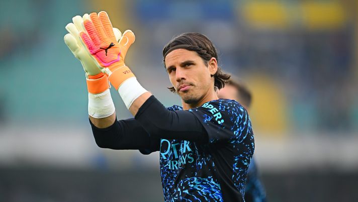 VERONA, ITALY - NOVEMBER 02: Yann Sommer of FC Internazionale warms up ahead before the Serie A match between Hellas Verona FC and FC Internazionale at Stadio Marcantonio Bentegodi on November 02, 2025 in Verona, Italy. (Photo by Mattia Pistoia - Inter/Inter via Getty Images) Gazzetta demolisce Sommer: “Terrificante, problema da risolvere presto!”. Il voto è horror - immagine 1