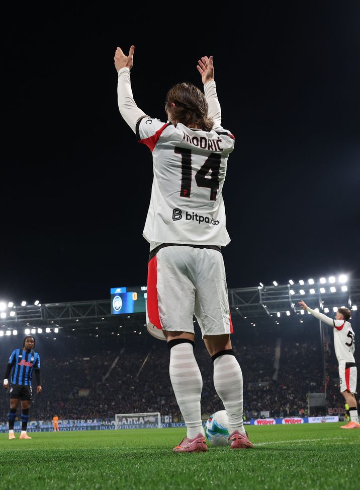 BERGAMO, ITALY - OCTOBER 28:  Luka Modric of AC Milan in action during the Serie A match between Atalanta BC and AC Milan at Gewiss Stadium on October 28, 2025 in Bergamo, Italy. (Photo by Claudio Villa/AC Milan via Getty Images)  Atalanta-Milan 1-1, le pagelle: Tomori-horror, Maignan unica sufficienza- immagine 8