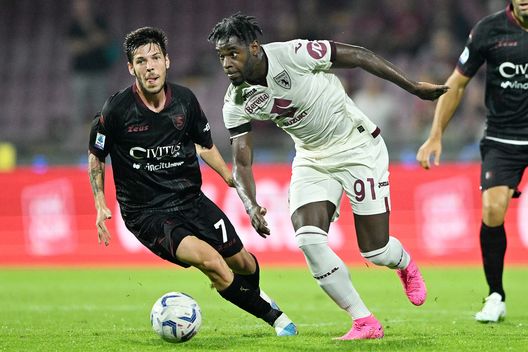 SALERNO, ITALY - SEPTEMBER 18: Duvan Zapata of Torino FC battles for possession with Agustin Martegani of US Salernitana during the Serie A TIM match between US Salernitana and Torino FC at Stadio Arechi on September 18, 2023 in Salerno, Italy. (Photo by Francesco Pecoraro/Getty Images) Budel a TN: “Uno Zapata così non si vedeva da tempo”- immagine 2