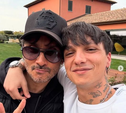 La foto postata da Ultimo su Instagram Moro: “Torno a cantare. All’Ariston grazie a Baudo, grato per sempre. Elodie e Ultimo…”- immagine 3