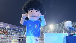 Dieguito show, la mascotte di Maradona balla sul lungomare di Napoli