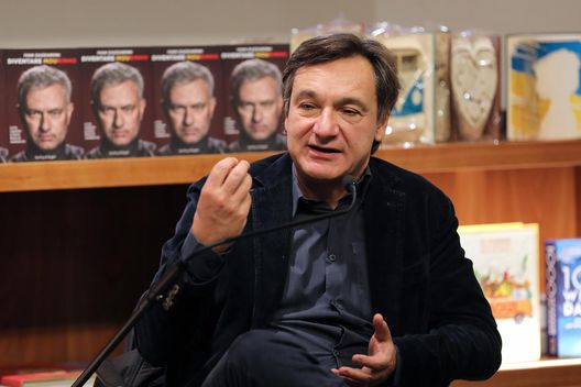 Fabio Caressa: “Il calcio rimane la mia grande passione ma dopo Pechino Express ho un sogno” Fabio Caressa: “Il calcio rimane la mia grande passione ma dopo Pechino Express ho un sogno” - immagine 1