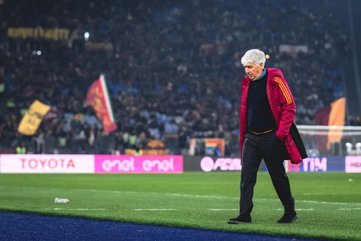 ROMA, ITALIA - 29 DICEMBRE: Gian Piero Gasperini dell'AS Roma durante la partita di Serie A tra l'AS Roma e il Genoa CFC allo Stadio Olimpico il 29 dicembre 2025 a Roma, Italia. (Foto di Fabio Rossi/AS Roma tramite Getty Images) Atalanta-Roma, vite passate e fantasmi: Gasperini e Palladino affrontano ricordi e aspettative- immagine 2