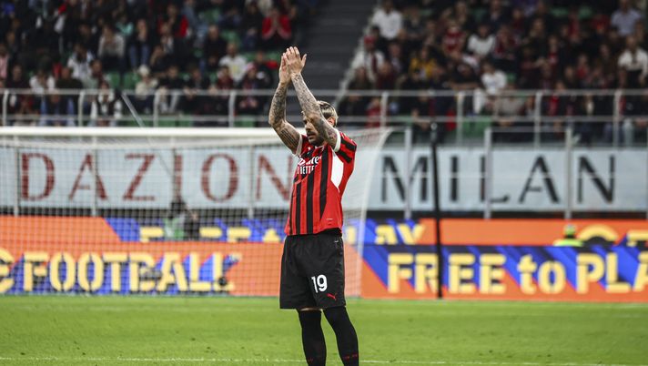 MILAN, ITALY - APRIL 05: Theo Hernandez of AC Milan gestures during the Serie A match between AC Milan and Fiorentina at Stadio Giuseppe Meazza on April 05, 2025 in Milan, Italy. (Photo by Giuseppe Cottini/AC Milan via Getty Images)  La sfida di Theo Hernandez: mettersi in discussione per non lasciare il Milan - immagine 1